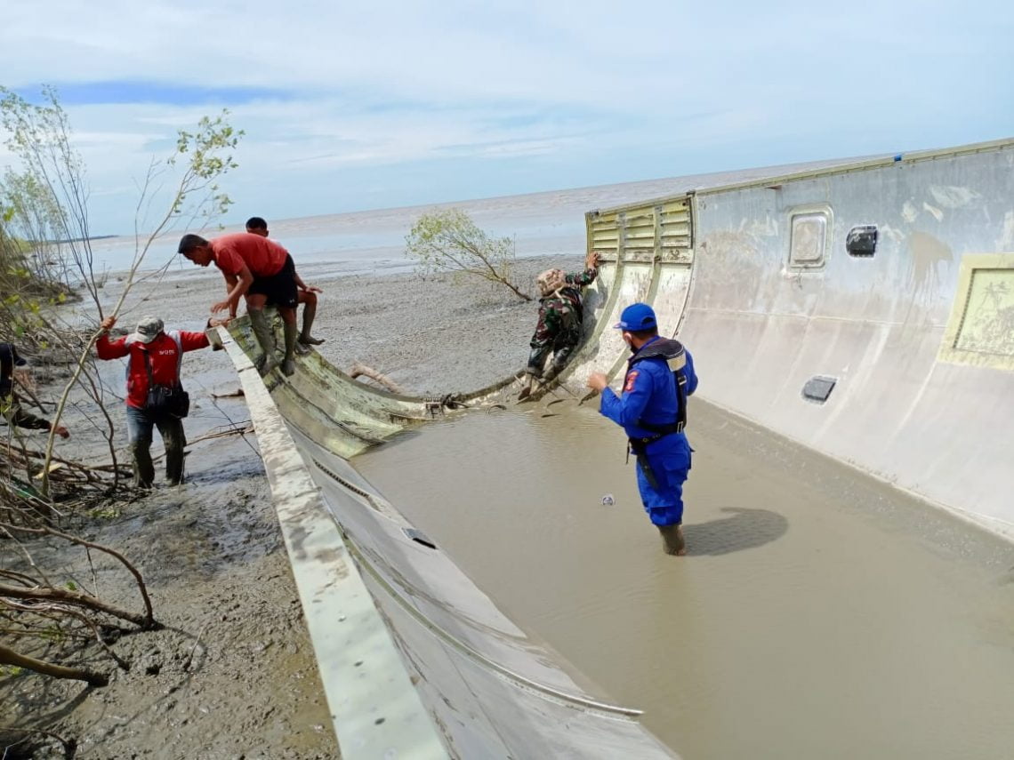 Tim gabungan yang diinisiasi Polda Kalteng saat mengecek benda yang diduga bagian pesawat terbang. FOTO : bidhumas polda kalteng.