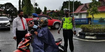 Bersinergi, Polres Gumas dan Satpol-PP Bagikan Masker ke Masyarakat