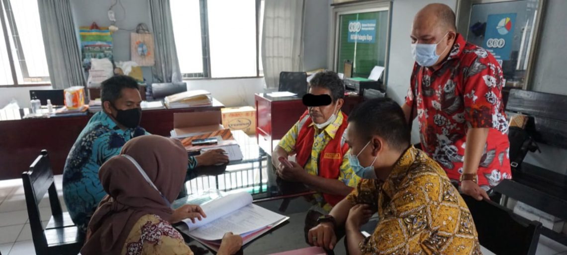 Tersangka WD saat diberikan arahan. FOTO : penkum kejati kalteng.