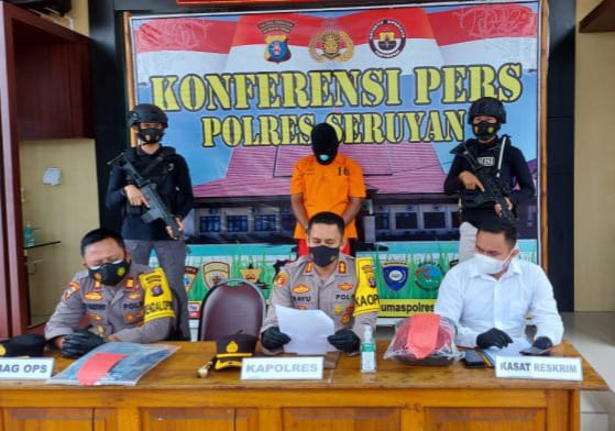 Kapolres Seruyan AKBP Bayu Wicaksono,S.H., S.I.K., M.Si. didamping Kabagops Polres Seruyan AKP Sri Mulyono,s.h. dan Kasat Reskrim Polres Seruyan IPTU Irfan M. N. Alireja,S.I.K., saat memberikan keterangan pers mengenai peristiwa tindak pidana curas dan pemerkosaan oleh AR (42) kepada media, Jumat (5/2/2021) pagi. FOTO : tbn.