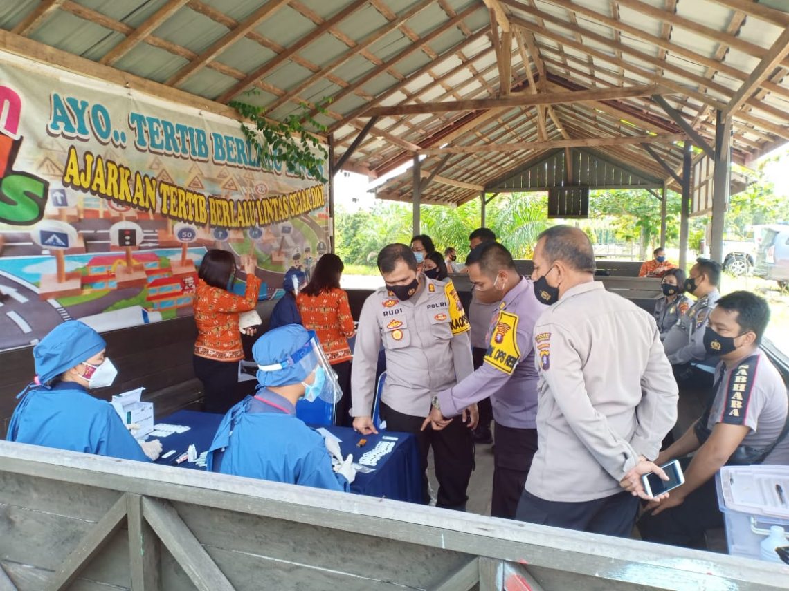Kapolres Gunung Mas  AKBP Rudi Asriman, S.I.K, saat menyaksikan hasil rapid test anggotanya. FOTO : tbn.