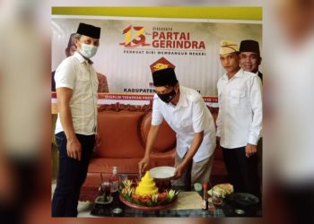 DPC Partai Gerindra Pulang Pisau Potong Tumpeng di Hari Jadi ke-13
