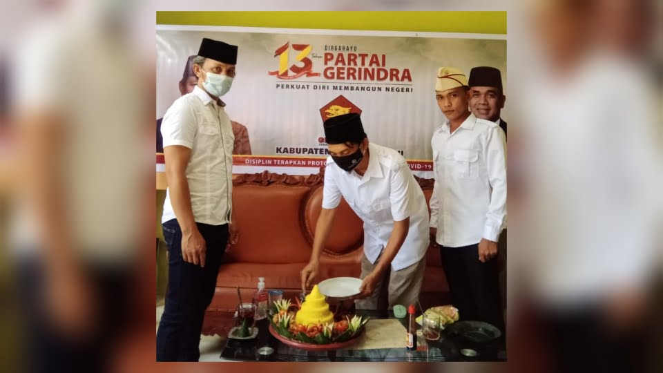 Wakil Ketua DPC Partai Gerindra Kabupaten Pulang Pisau, Nikco saat memotong tumpeng.. FOTO ; dyo.