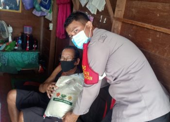 Lagi, Polsek Kurun Bagikan Sembako kepada Warga Terdampak Covid-19