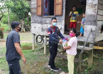 Jum’at Berkah, Kasatresnarkoba Bagi Bansos ke Warga Tidak Mampu