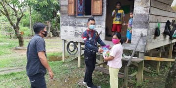Jum’at Berkah, Kasatresnarkoba Bagi Bansos ke Warga Tidak Mampu