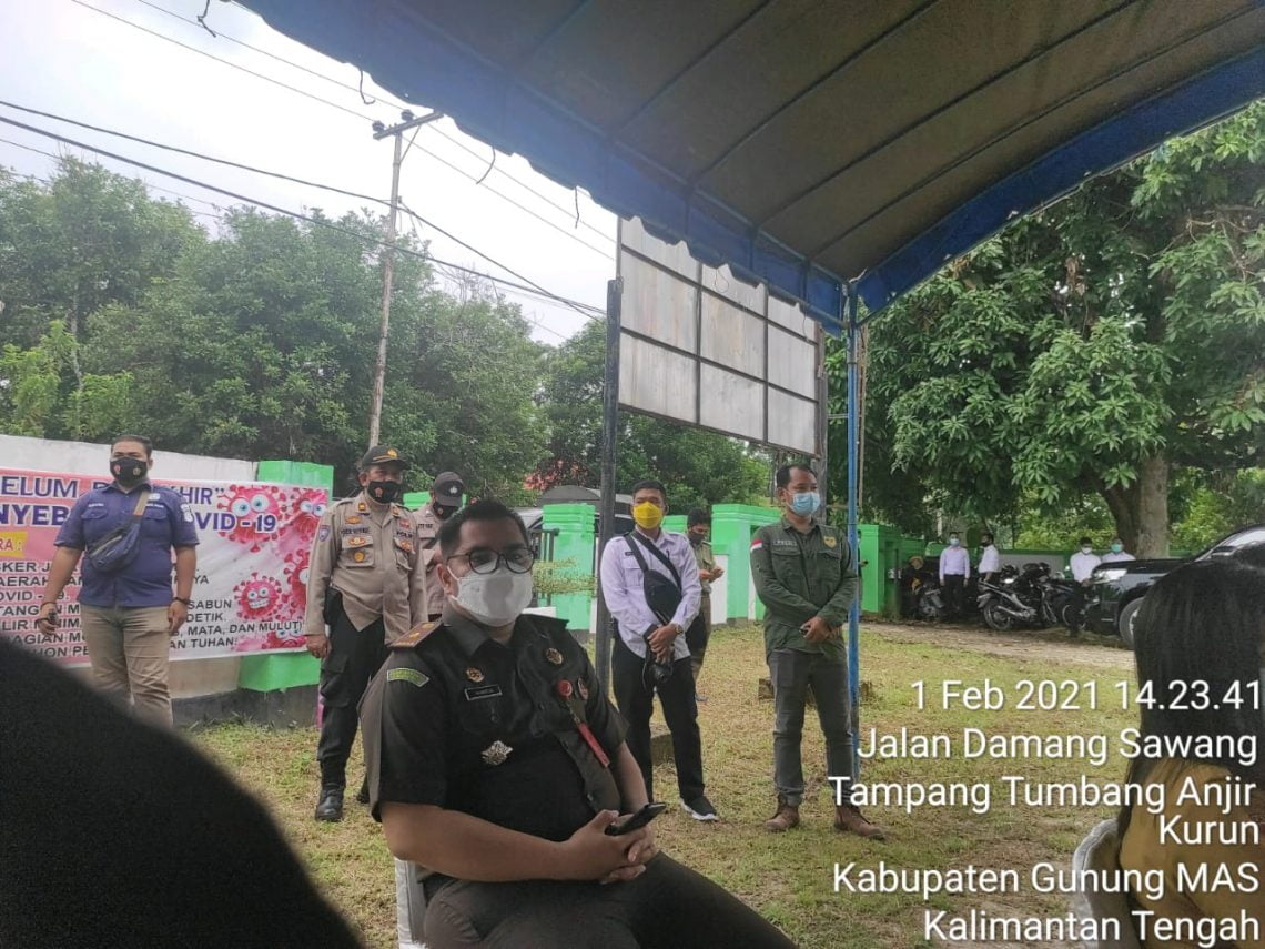 Personel Polres Gumas tampak siap siaga mengamankan kegiatan penyuntikan vaksin Covid-19. FOTO : tbn.