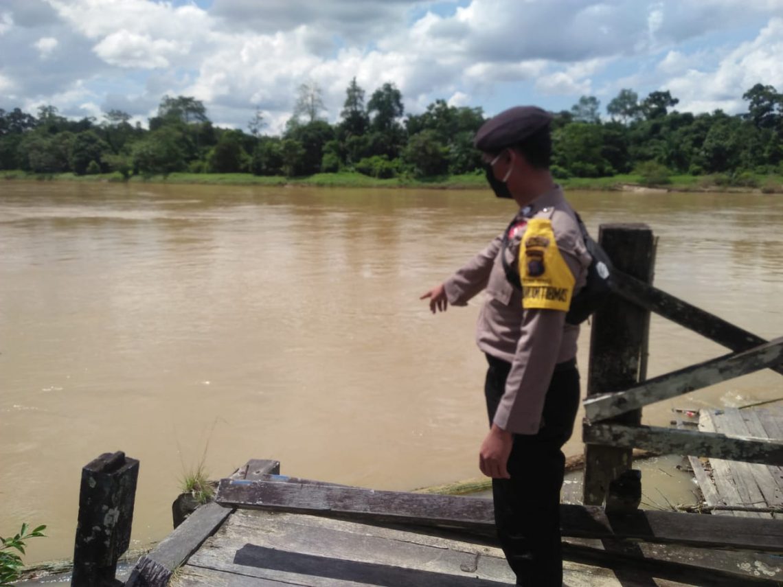 Anggota Polsek Tewah saat mengecek debit air Sungai Kahayan. FOTO : tbn.