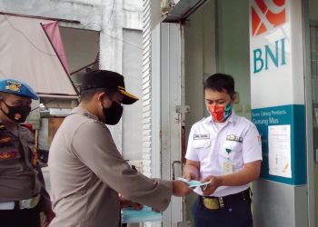 Kapolres Gumas Pimpin Pembagian 1000 Masker