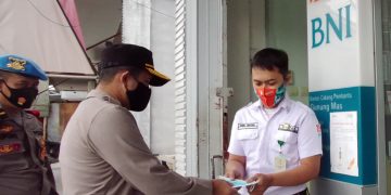 Kapolres Gumas Pimpin Pembagian 1000 Masker