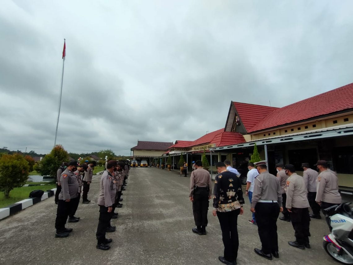 Personel Polres Gumas sedang melaksanakan apel siaga di halaman Mako Polres Gumas. FOTO : tbn.