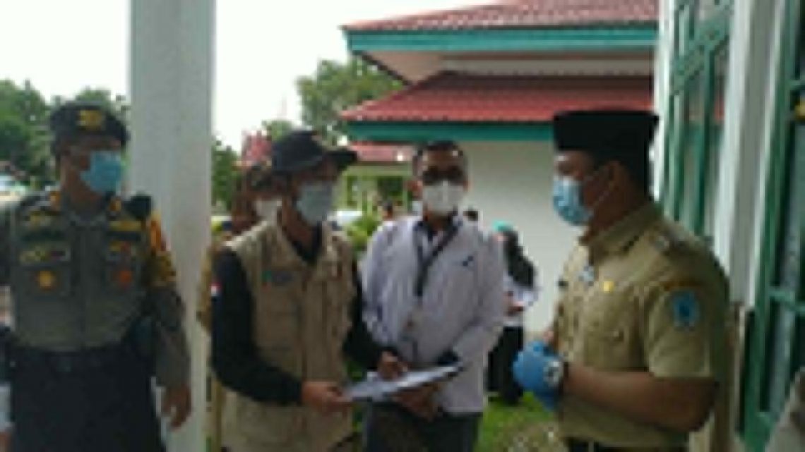 Bupati Lamandau, H. Hendra Lesmana saat memantau kedatangan 520 dosis vaksin Sinovac yang telah tiba. FOTO : by.