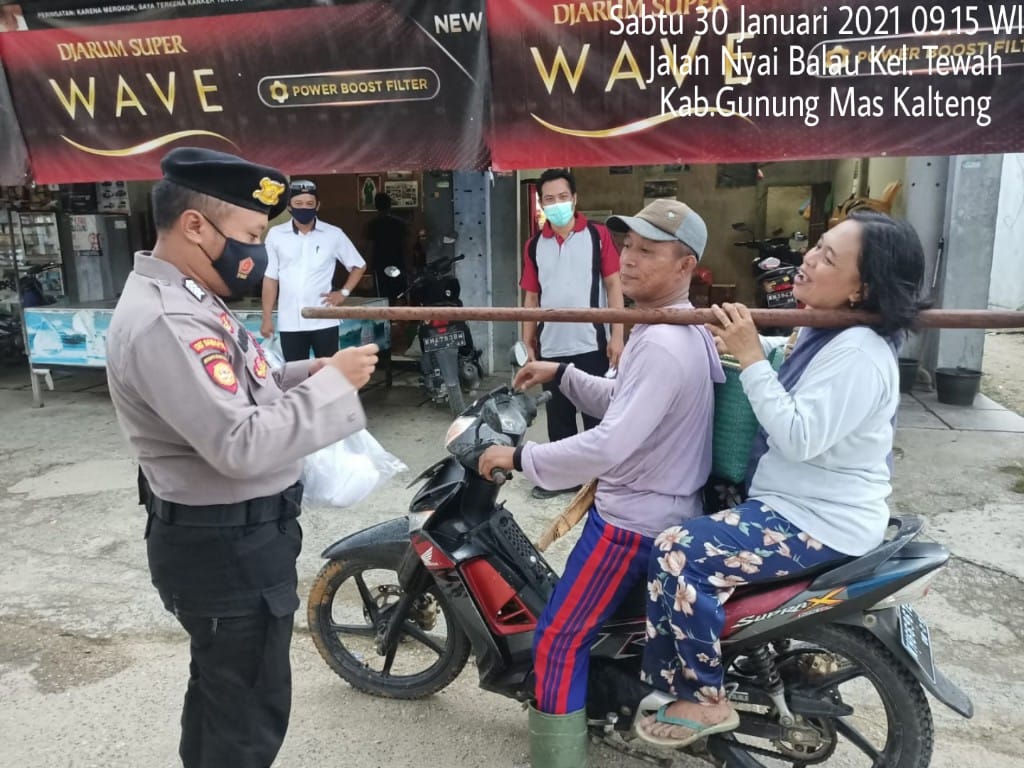 Polsek Tewah, Polres Gunung Mas (Gumas), Polda Kalteng, sedang melaksanakan operasi yustisi dalam pendisiplinan penerapan Protokol Kesehatan (Prokes), Sabtu (30/1/2021) siang. FOTO : tbn.