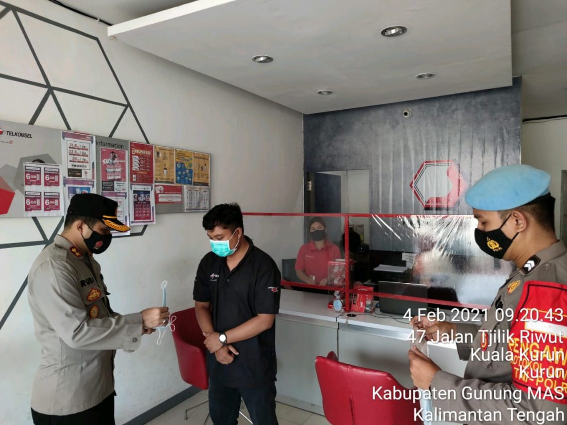 Kapolres Gunung Mas (Gumas), Polda Kalteng AKBP Rudi Asriman, S.I.K., saat memimpin hari kedua pembagian serentak masker kepada masyarakat. FOTO : tbn.