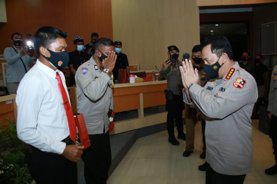 Kedua polisi, Aiptu I Nyoman Ardana dan Aipda I Nengah Suardika saat menerima penghargaan dari Kapolri Jenderal Sigit tersebut. FOTO : tbn