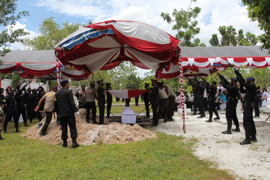 Tembakan salvo ke udara mengiringi pemakaman AKP Anumerta Edwardho, S.I.K., M.Ap., MIDS. FOTO : tbn.