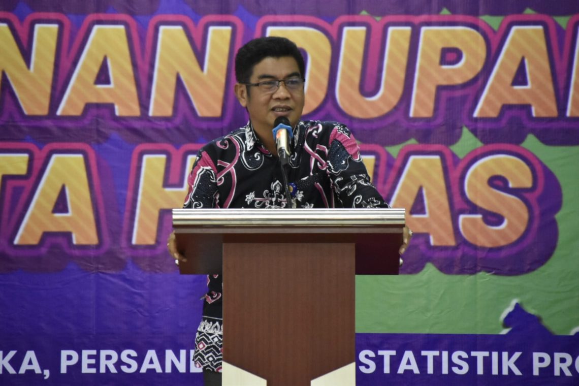 Kepala Diskominfosantik Prov. Kalteng Agus Siswadi saat membacakan sambutan