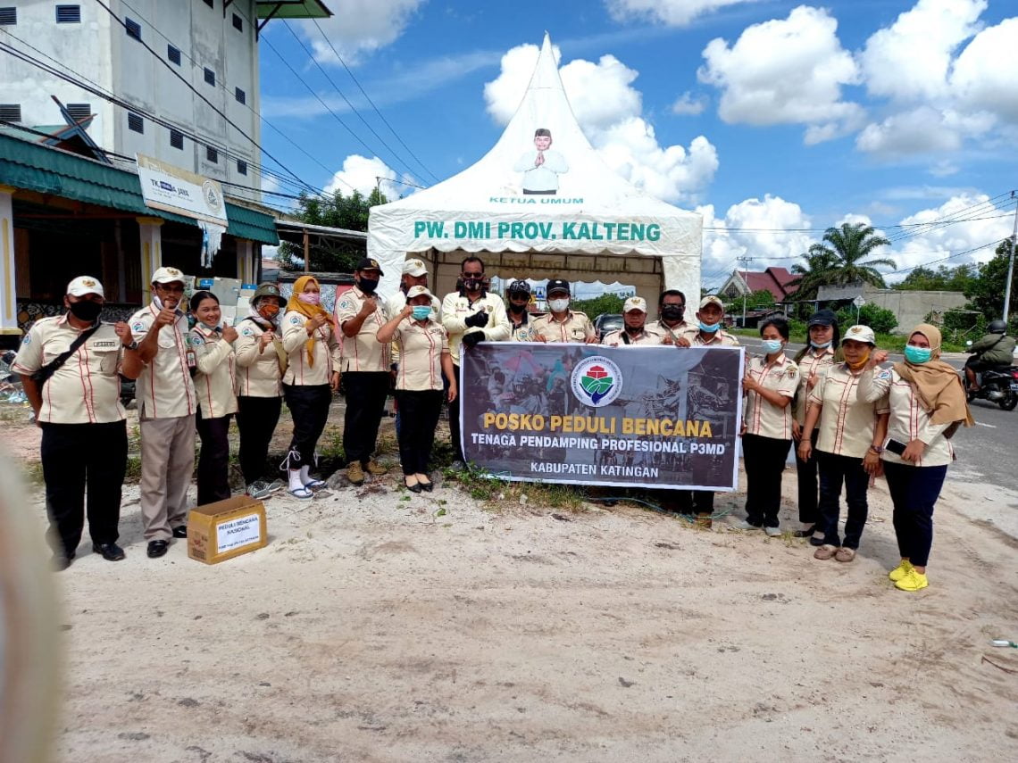 AKSI PEDULI-TPP P3MD Katingan saat melakukan aksi peduli korban banjir Kalsel, kemarin.