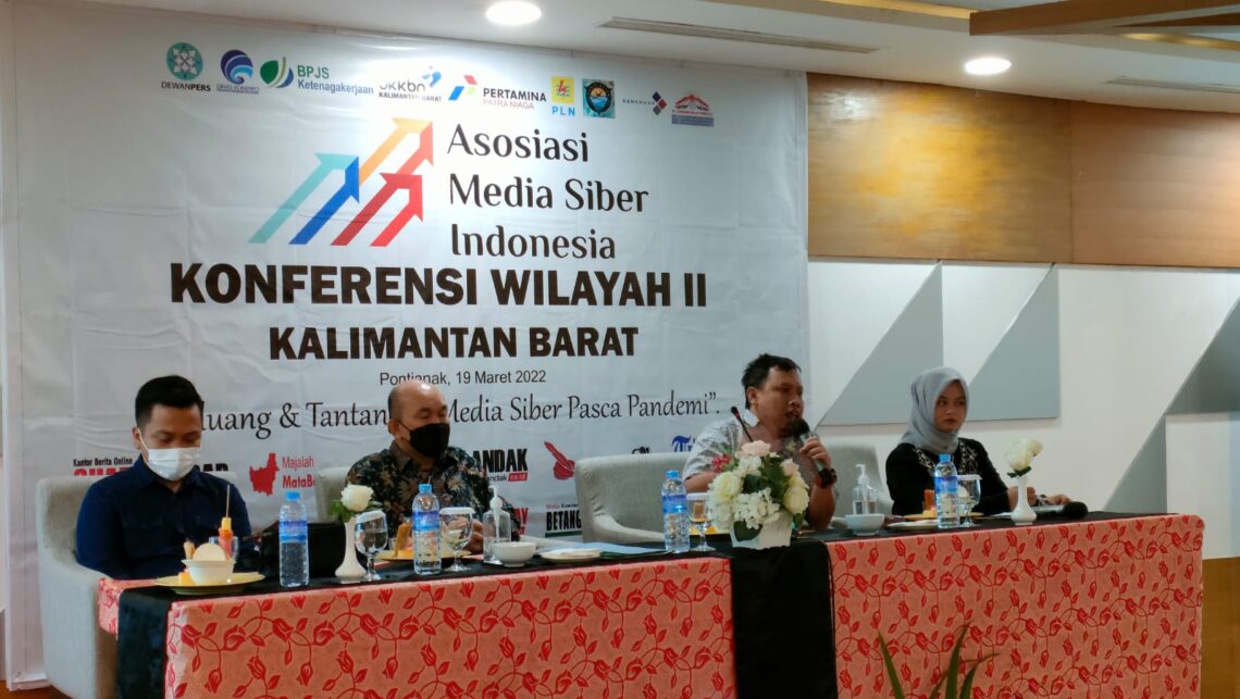 VP Business dan Digital Katadata, Maryadi, saat menjadi pembicara di Seminar Peluang dan tantangan Media Siber Pasca Pandemi pada rangkaian Konferwil II AMSI Kalbar di Pontianak, Sabtu (19/3/2022). Foto : Ist