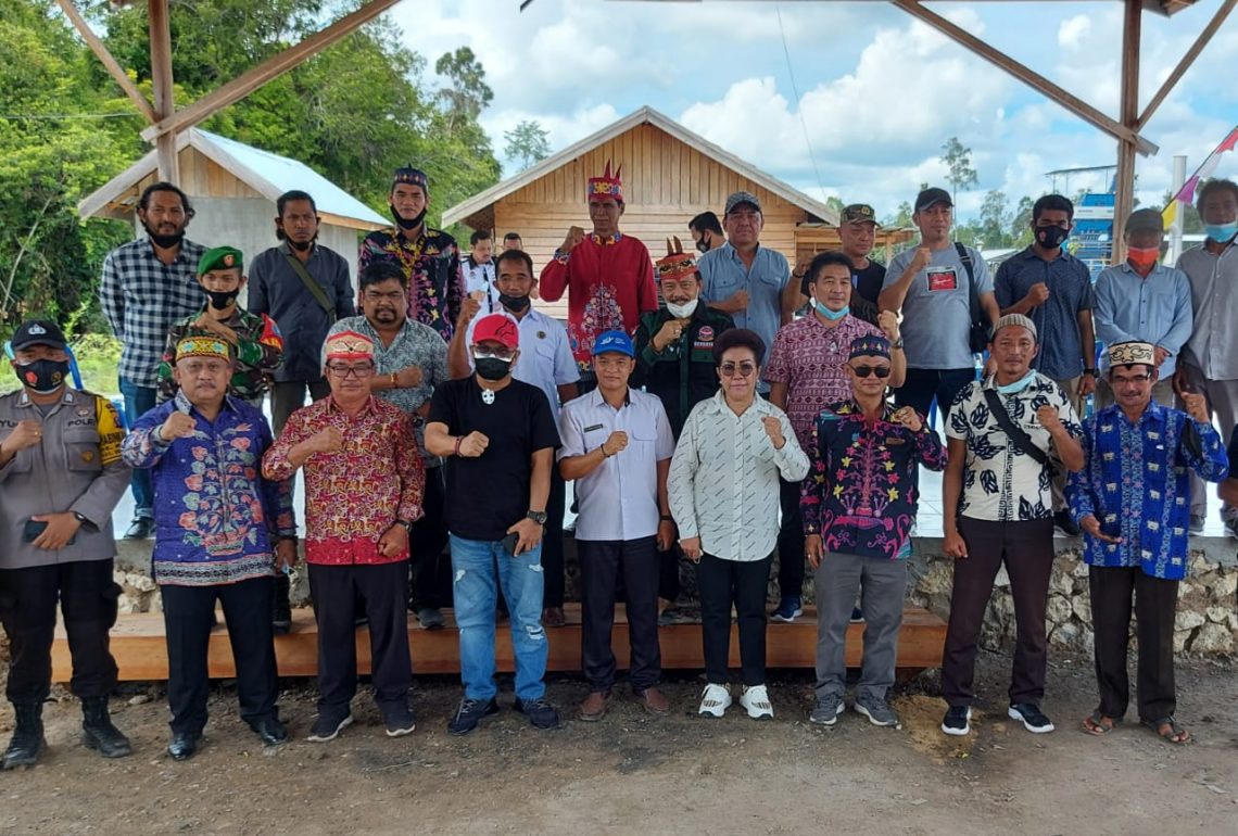 Owner PT Bintang Mas Pertiwi (BMP) Harry Fernando Toeweh bersilaturrahmi dengan warga Barito Selatan, Rabu (3/3), di Desa Kalahien.