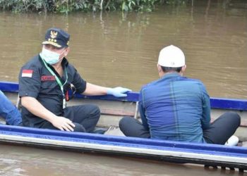 Bantuan Kelotok Gubernur Bantu Semangat  Guru dan Siswa di Bantaran Sungai