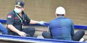 Bantuan Kelotok Gubernur Bantu Semangat  Guru dan Siswa di Bantaran Sungai