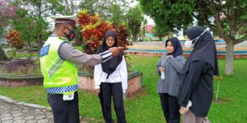 Sat Lantas Polres Seruyan Bagikan Masker, Ajak Masyarakat Patuhi Prokes