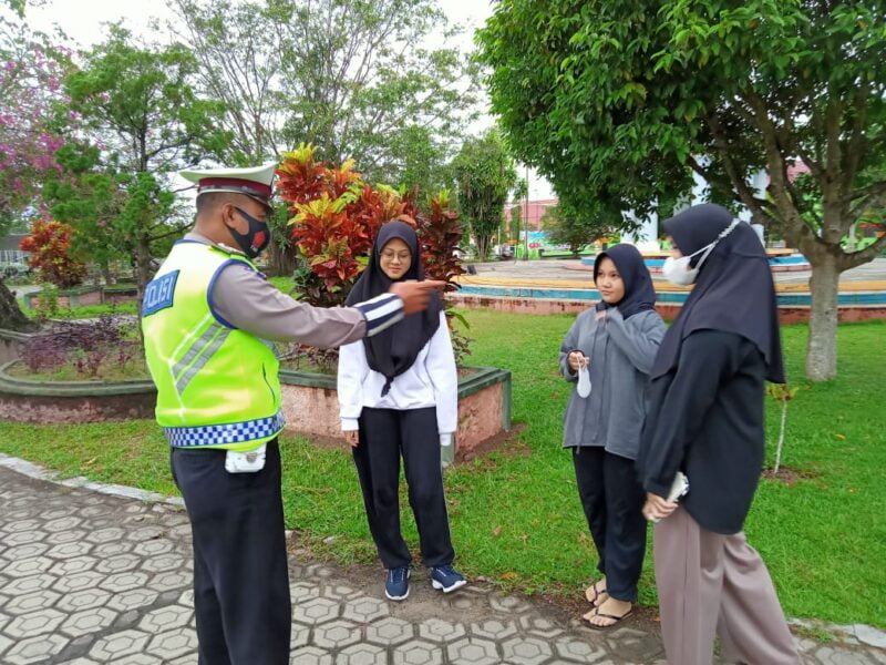 Sat Lantas Polres Seruyan melaksanakan pendisiplinan dan Sosialisasi Pencegahan Penyebaran Covid-19 dalam kota Kuala Pembuang, Kabupaten Seruyan, Provinsi Kalteng, Minggu (27/6/2021). Foto : Tbn