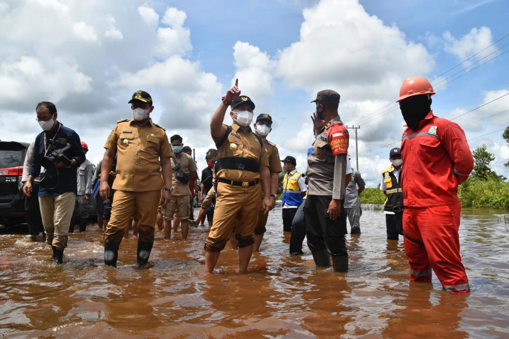 Gubernur Kalteng H Sugianto Sabran dan Wagub Edy Pratowo gerak cepat saat mengatasi bencana banjir di Kalimantan Tengah,