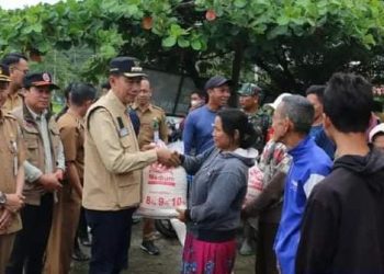Bupati Barito Utara Serahkan Bantuan Warga Terdampak Banjir, Diapresiasi Anggota Dewan
