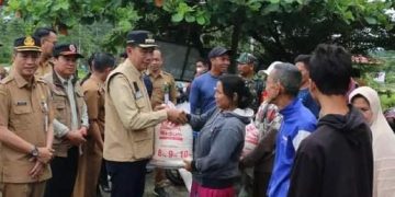 Bupati Barito Utara Serahkan Bantuan Warga Terdampak Banjir, Diapresiasi Anggota Dewan