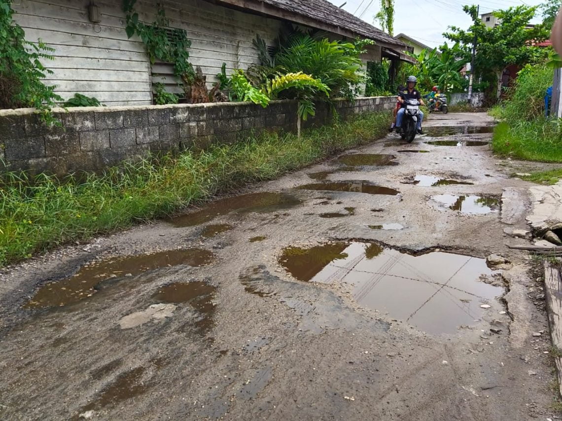KUBANGAN - Jalan Batu Hurun setiap ada hujan berubah menjadi kubangan