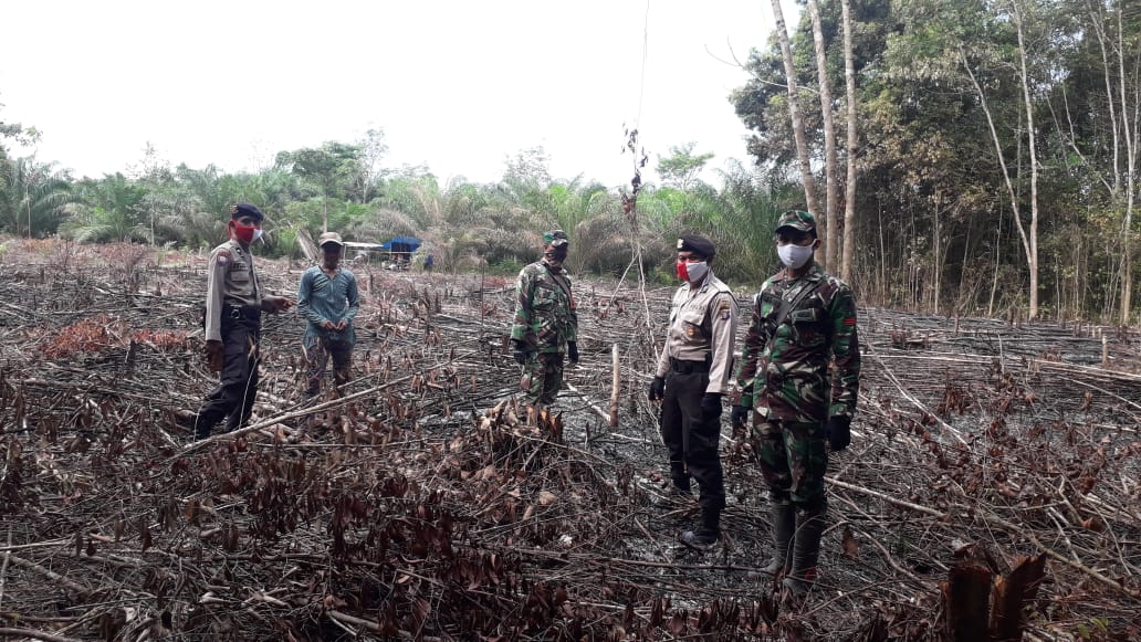 Polisi memeriksa bekas lahan yang dibakar di Kecaman Kotawaringin Lama Kabupaten Kobar. Foto : Tbs