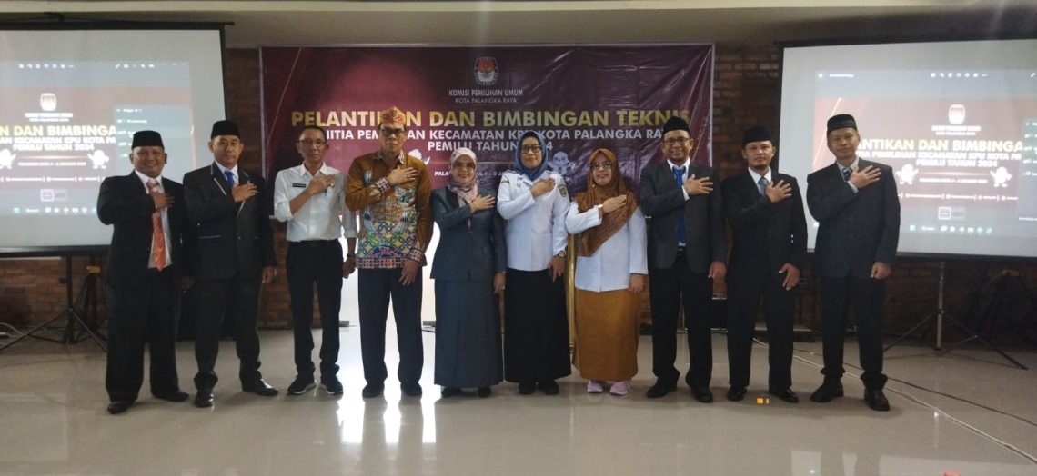 Anggota PPK Kecamatan Sabangau foto bersama dengan Ketua KPU Kota Palangka Raya, Sekda Kota, Ketua Baswaslu Kota Palangka Raya, Kepala Kesbangpol dan komisioner KPU kota Palangka Raya, Rabu (4/1/2023). Foto : Ist