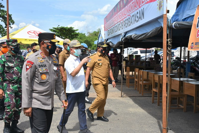 Bupati Kapuas Ben Brahim S Bahat sambut langsung kunjungan Wakil Gubernur Kalimantan Tengah H Edy Pratowo bersama Kapolda Kalteng  Irjen Pol Dedi Prasetyo dan Danrem 102/Panju Panjung Brigjen TNI Purwo Sudaryanto beserta rombongan di Kabupaten Kapuas, Selasa (6/7/2021). Foto : hmskmf