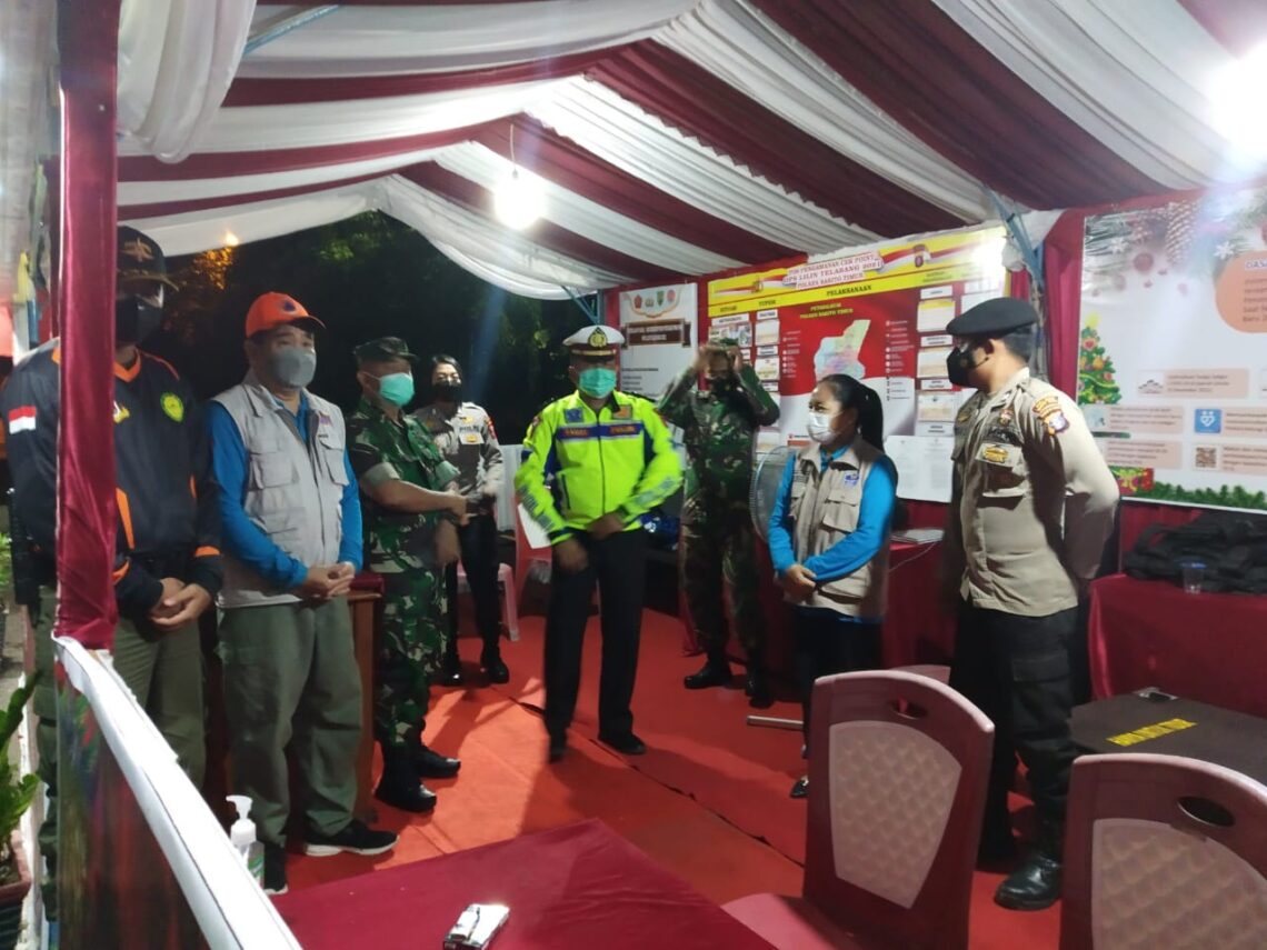 pemantauan pengendalian mobilitas masyarakat keluar masuk Kalteng di Barito Timur telah melaksanakan koordinasi dan sosialisasi penerapan Instruksi Gubernur di posko cek poin Nataru di Barito Timur, Selasa (28/12/2021). Foto : mmc