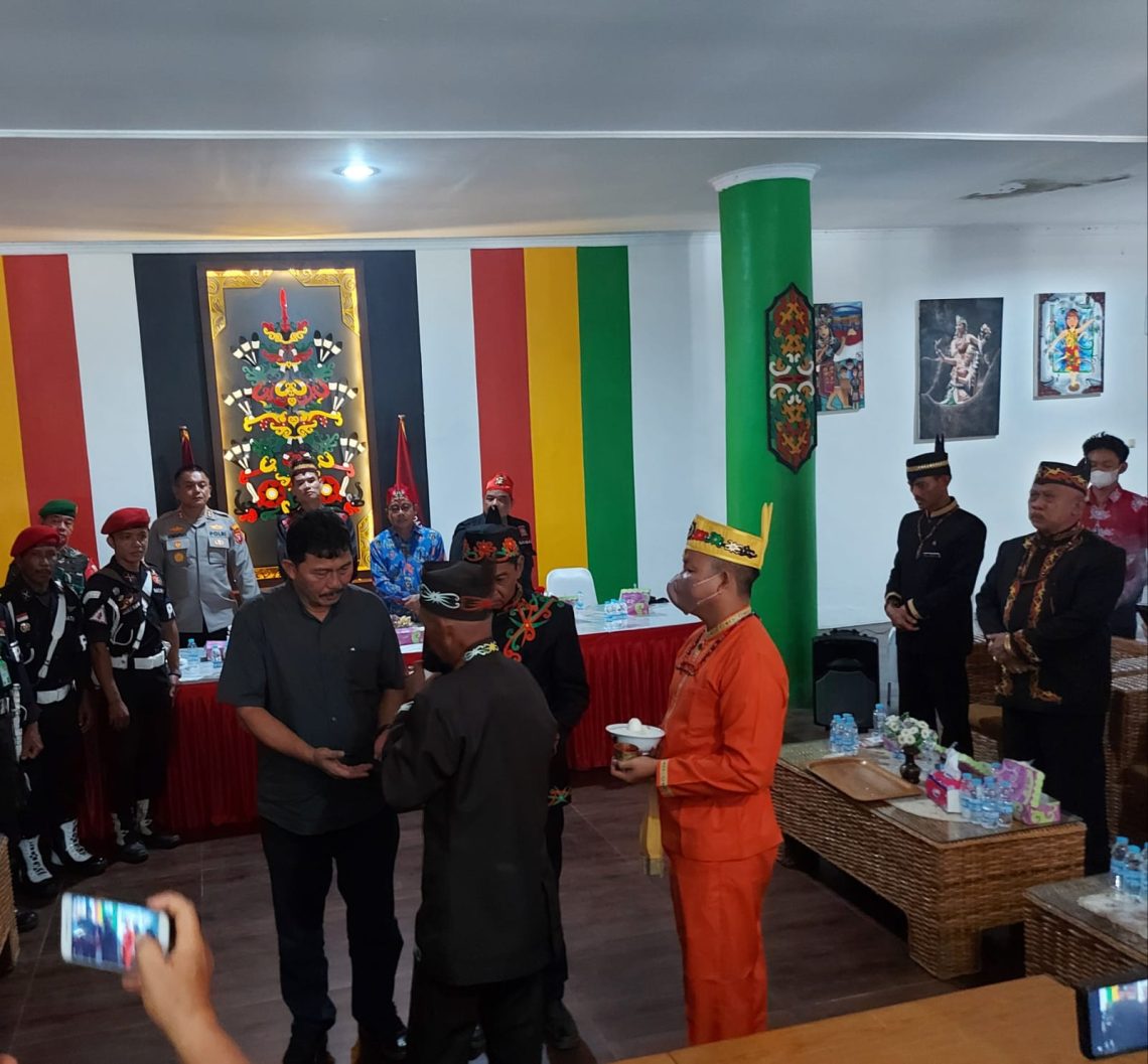 Kegiatan mediasi antara Damang Manuhing dengan pihak PT BMB di Sekretariat DAD Kalteng di Palangka Raya, Sabtu (18/11/2022). Foto : ari