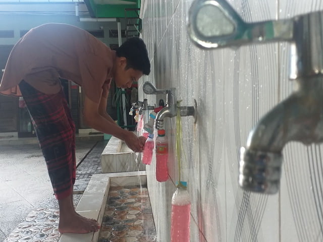 TEMPAT WUDHU-Setiap tempat wudhu yang menyediakan sabun cuci tangan.