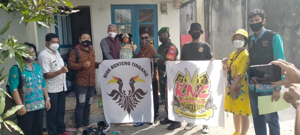 Perwakilan Dinas Sosial Kota Palangka Raya bersama pengurus beberapa komunitas menyerahkan bantuan kepada warga Kalsel yang mengungsi di Palangka Raya. FOTO : mc isen mulang.
