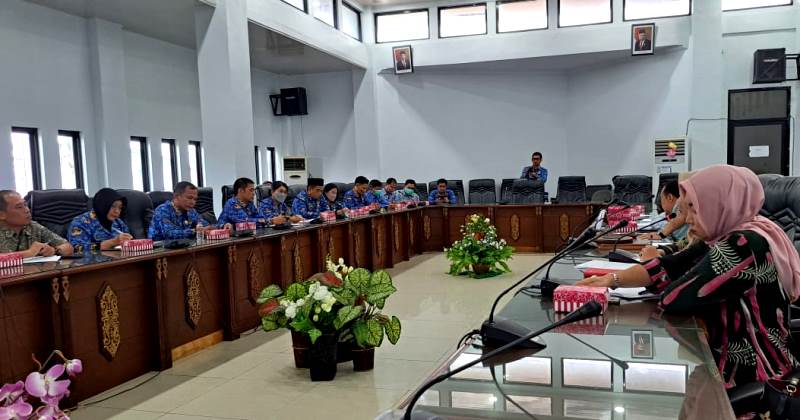 DPRD Kabupaten Barito Utara menggelar rapat dengar pendapat (RDP) bersama Dinas Kesehatan (Dinkes), RSUD Muara Teweh dan BPJS Kesehatan, di ruang rapat DPRD setempat, Rabu (17/5/2023). Foto : Ist