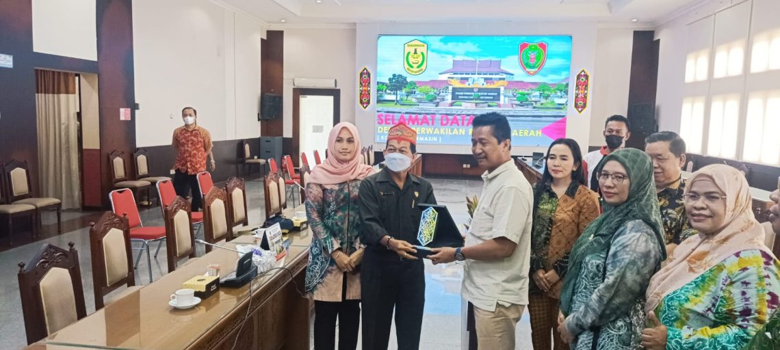DPRD Kalimantan Tengah menerima Kunjungan Kerja Rombongan DPRD Kota Banjarmasin di Ruang Rapat Gabungan, Jumat (18/11/2022). Foto : Fan
