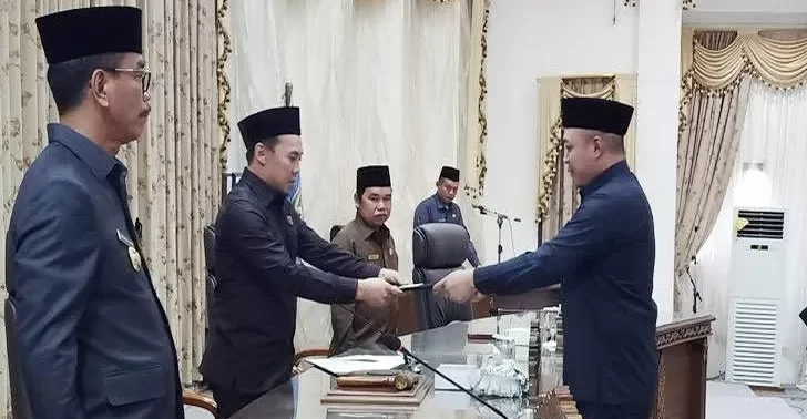 Anggota DPRD Barito Utara dari Fraksi Partai Demokrat, Iqbal Reza Erlanda menyerahkan pendapat akhir fraksi terhadap raperda tentang pengelolaan keuangan daerah, di gedung DPRD, Muara Teweh, Rabu (18/1/2023). Foto : Ist