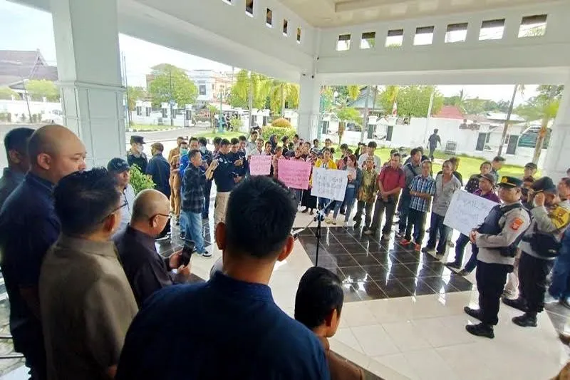 Perwakilan warga Desa Hajak Kecamatan Teweh Baru menyampaikan aspirasi yang diterima unsur pimpinan DPRD dan anggota DPRD Barut, di halaman DPRD Barito Utara, Muara Teweh, Senin (16/1/2023). Foto : Ist