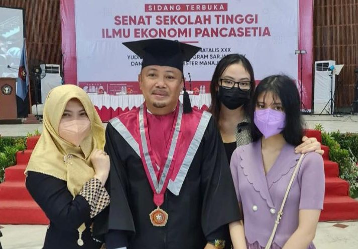 H. Eddy Raya Samsuri saat foto bersama keluarga tercinta usai wisuda meraih gelar Magister Manajemen di STIE Pancasetia, Banjarmasin Kalimantan Selatan, Sabtu (19/11/2022). Foto : Ist
