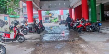 Kondisi Jalan Pasar Saik Pembuang Memprihatinkan