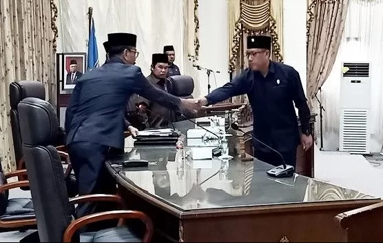 Juru bicara Fraksi PDIP Karianto menyerahkan pemandangan fraksi pada rapat paripurna dewan dengan agenda pemandangan umum fraksi terhadap rancangan peraturan daerah (raperda) tentang penyelenggaraan ketertiban umum dan ketenteraman masyarakat serta perlindungan masyarakat pada rapat paripurna DPRD di Muara Teweh, Rabu (18/1/2023). Foto : Ist