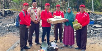 Ketua DPRD Seruyan Serahkan Bantuan Korban Kebakaran di Desa Kartika Bhakti