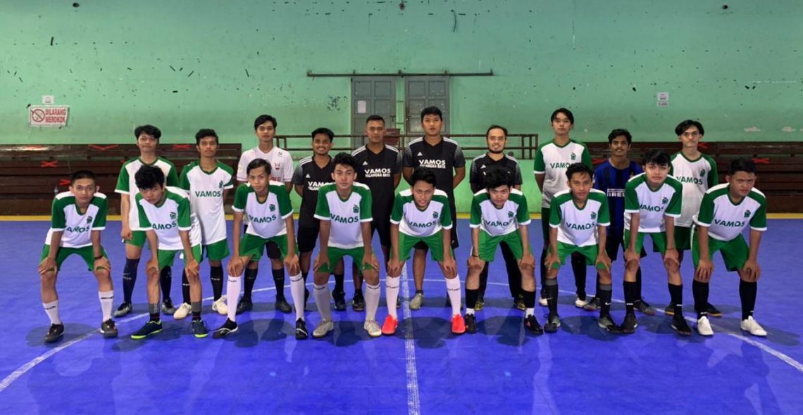 Latihan - Para Vamos Futsal Academy Palangka Raya, bersama anak didiknya, usai melaksanakan latihan rutin. Foto : Ist