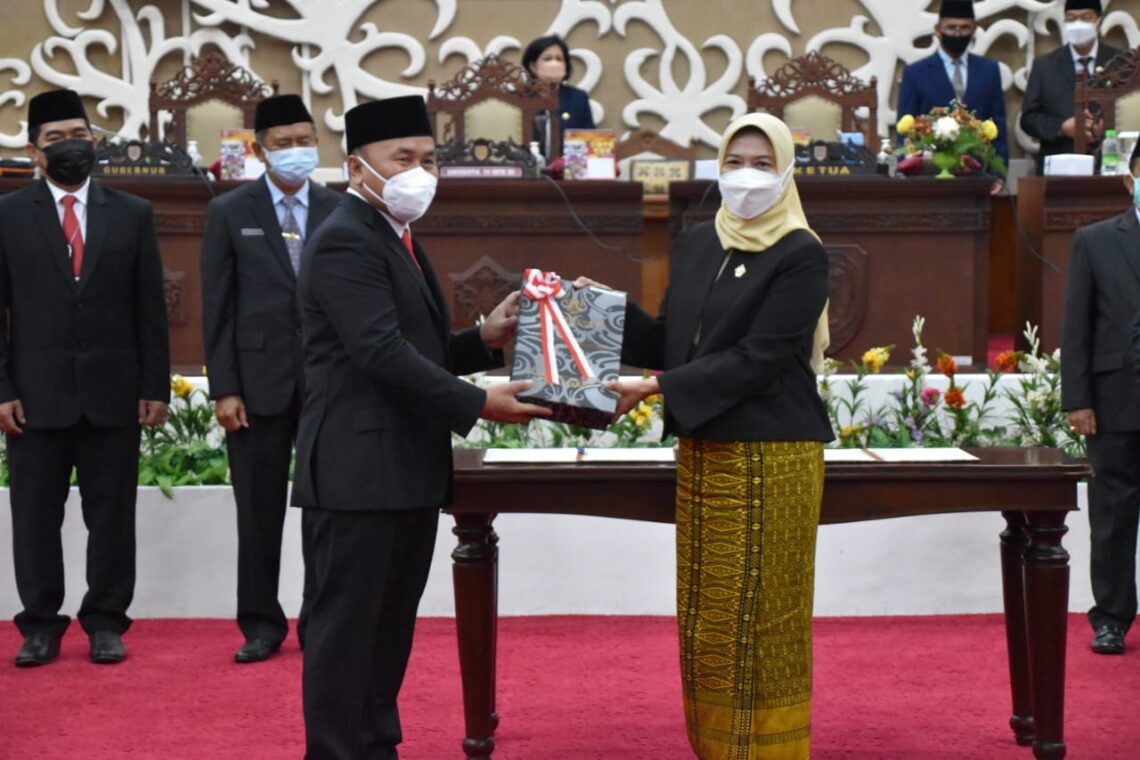 Penyerahan Laporan Hasil Pemeriksaan atas Laporan Keuangan dan Kinerja Pemprov Kalteng Tahun Anggaran 2020, oleh BPK RI Perwakilan Kalteng, Selasa (29/6/2021). Foto : BA