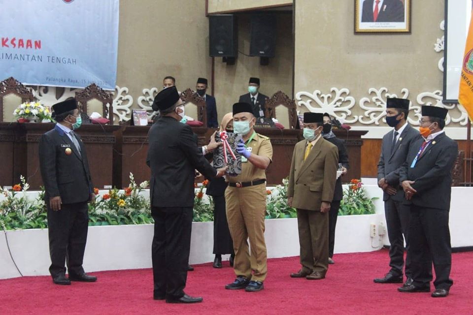 Gubernur Kalteng H Sugianto Sabran terima penghargaan Wajar Tanpa Pengecualian dari BPK RI terkait laporan keuangan tahun 2019, Senin (15/6/2020). Foto : mmc